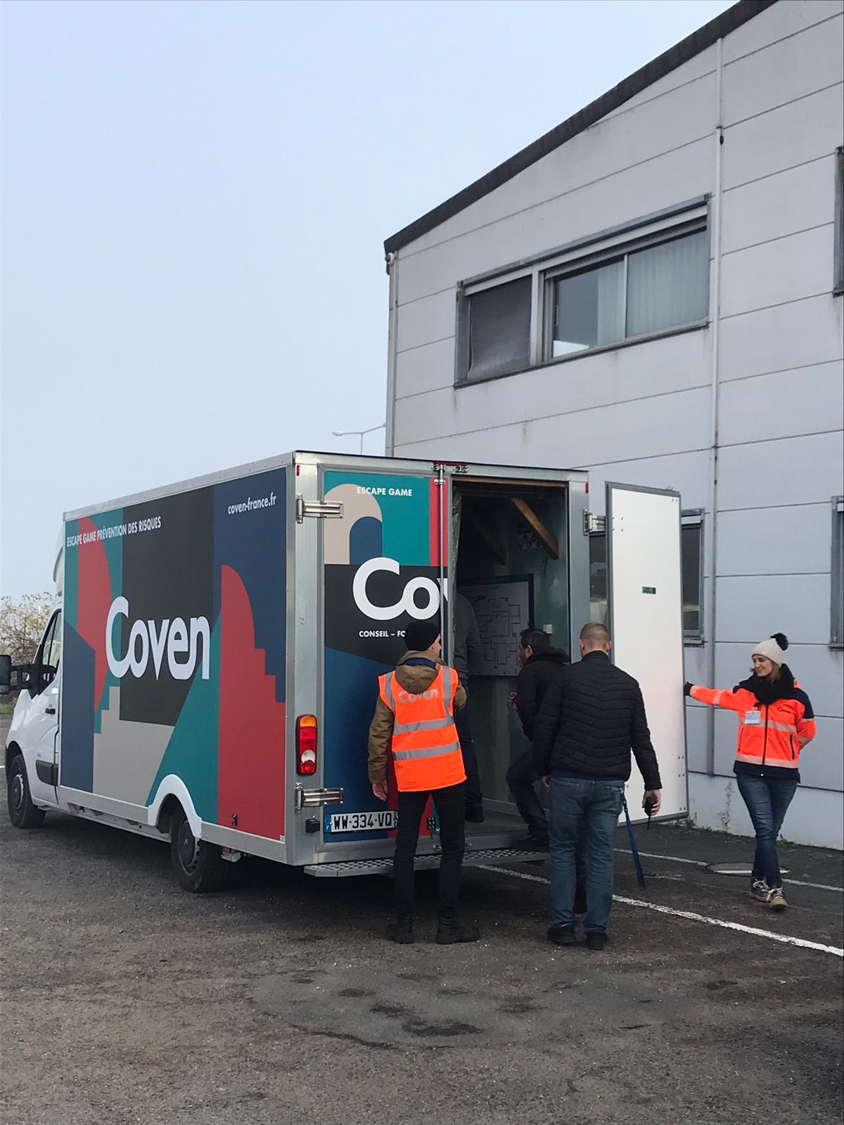 Des animateurs Coven ouvrent la porte du camion de l'escape game multirisques