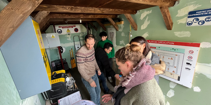 Photo d'une partie de l'équipe en train d'expérimenter l'escape game multirisques Coven