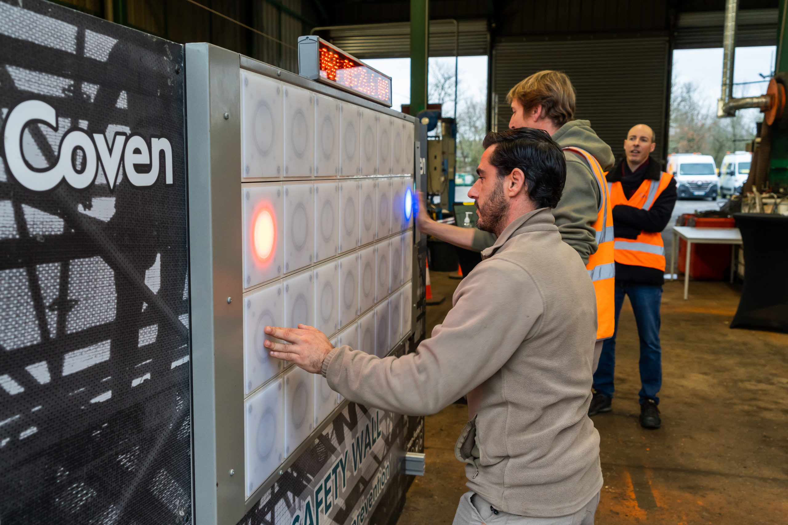 Photo de personnes entrain de participer au mur de la prévention de Coven