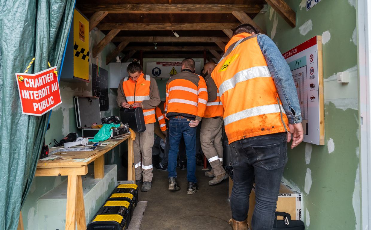 Photo des participants de l'escape game multirisques en train de chercher des indices