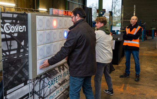 Une équipe se challenge devant le mur prévention Coven 