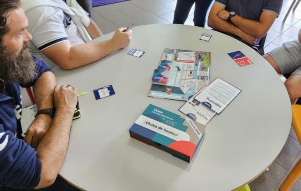 Une équipe est en train de jouer à la box prévention hauteur 