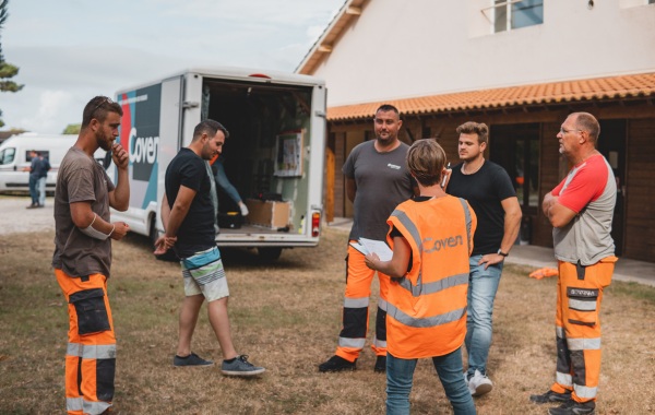 Groupe de personnes devant l'escape game multirisques de Coven